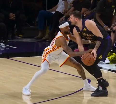 开云体育-下手必被抓！沃克盯防东契奇被造三分犯规 老鹰挑战失败