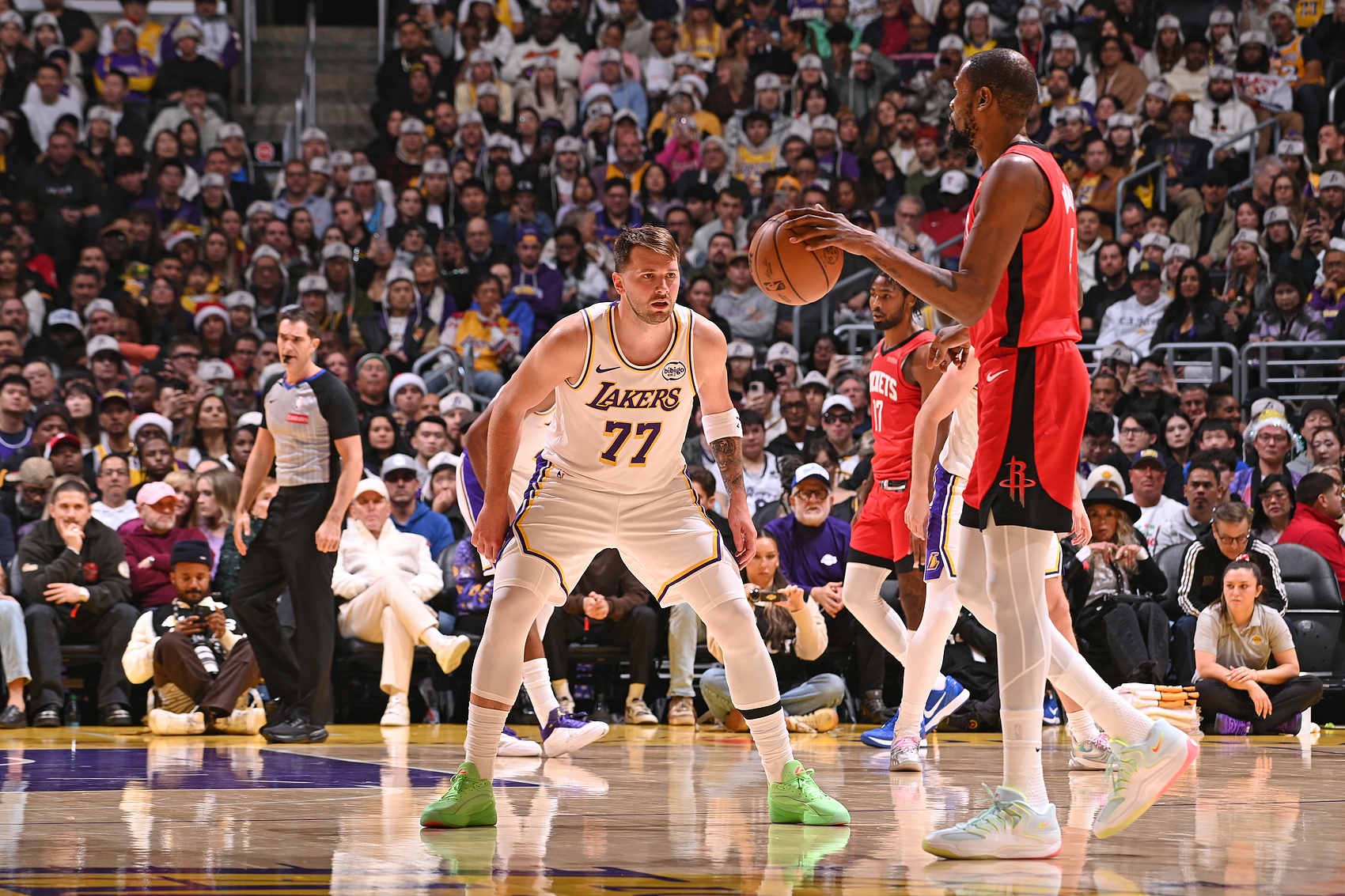 开云中国-范德彪+斯玛特一起用！湖人攻防难兼顾 畸形阵容一碰强队直接露馅