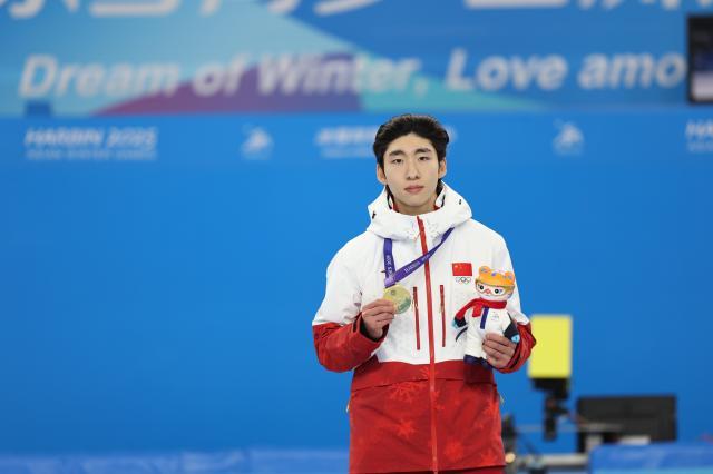 （亚冬会）短道速滑——男子500米颁奖仪式举行XxjpseC008071_20250208_PEPFN0A001.jpg